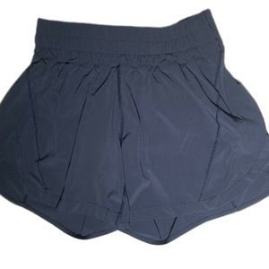 BRAND NEW Lululemon 5” size 4 Track That Mid-Rise Lined Shorts